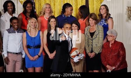 Präsident Barack Obama posiert mit dem WNBA Champion Indiana Fever, um das Team und ihren Sieg in den WNBA Finals im East Room des Weißen Hauses in Washington, DC, USA, 14. Juni 2013 zu ehren. Foto von Olivier Douliery/ABACAPRESS.COM Stockfoto
