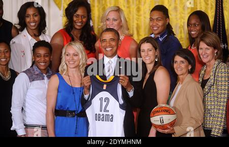 Präsident Barack Obama posiert mit dem WNBA Champion Indiana Fever, um das Team und ihren Sieg in den WNBA Finals im East Room des Weißen Hauses in Washington, DC, USA, 14. Juni 2013 zu ehren. Foto von Olivier Douliery/ABACAPRESS.COM Stockfoto