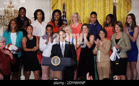 Präsident Barack Obama posiert mit dem WNBA Champion Indiana Fever, um das Team und ihren Sieg in den WNBA Finals im East Room des Weißen Hauses in Washington, DC, USA, 14. Juni 2013 zu ehren. Foto von Olivier Douliery/ABACAPRESS.COM Stockfoto