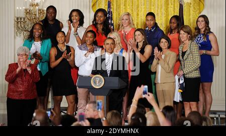 Präsident Barack Obama posiert mit dem WNBA Champion Indiana Fever, um das Team und ihren Sieg in den WNBA Finals im East Room des Weißen Hauses in Washington, DC, USA, 14. Juni 2013 zu ehren. Foto von Olivier Douliery/ABACAPRESS.COM Stockfoto