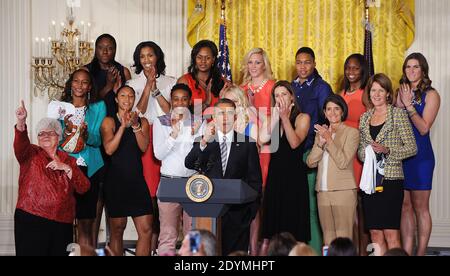 Präsident Barack Obama posiert mit dem WNBA Champion Indiana Fever, um das Team und ihren Sieg in den WNBA Finals im East Room des Weißen Hauses in Washington, DC, USA, 14. Juni 2013 zu ehren. Foto von Olivier Douliery/ABACAPRESS.COM Stockfoto