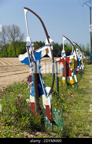 Bunt bemalte Holzbogenschützen stehen auf dem Schlachtfeld von Agincourt, einem englischen Sieg im Hundertjährigen Krieg, Azincourt, Frankreich. Stockfoto