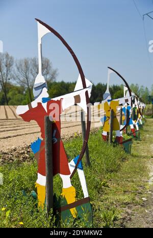 Bunt bemalte Holzbogenschützen stehen auf dem Schlachtfeld von Agincourt, einem englischen Sieg im Hundertjährigen Krieg, Azincourt, Frankreich. Stockfoto