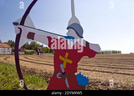 Bunt bemalte Holzbogenschützen stehen auf dem Schlachtfeld von Agincourt, einem englischen Sieg im Hundertjährigen Krieg, Azincourt, Frankreich. Stockfoto