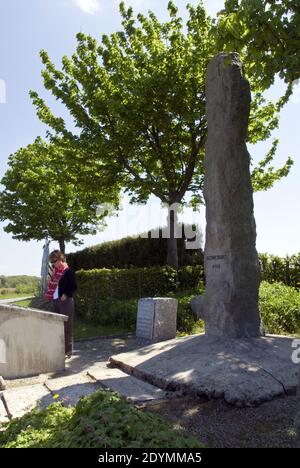 Ein Denkmal an der Stelle der Schlacht von Agincourt, ein englischer Sieg im Hundertjährigen Krieg, bei Azincourt, Pas-de-Calais, Frankreich. Stockfoto