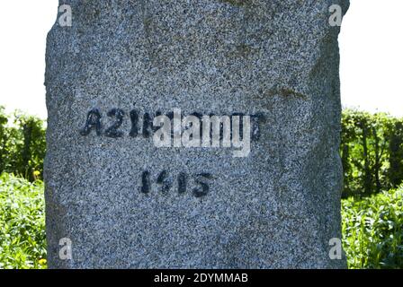 Ein Denkmal an der Stelle der Schlacht von Agincourt, ein englischer Sieg im Hundertjährigen Krieg, bei Azincourt, Pas-de-Calais, Frankreich. Stockfoto