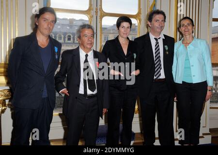 Yvan Attal, Maurice Benichou, Christine Angot und Francois Morel posieren mit Aurelie Filippetti nach der Ehrenzeremonie des französischen Kultusministeriums am 19. Juni 2013 im Ministere de la Culture in Paris, Frankreich. Foto von Alban Wyters/ABACAPRESS.COM Stockfoto