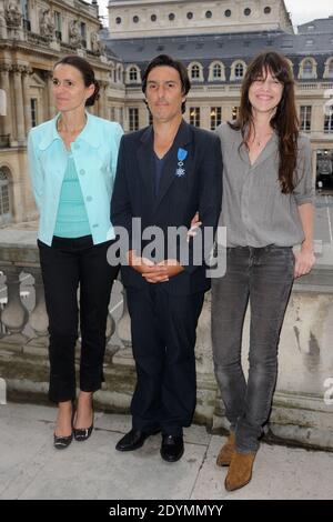 Yvan Attal posiert mit Charlotte Gainsbourg und Aurelie Filippetti, nachdem er am 19. Juni 2013 vom französischen Kulturminister Aurelie Filippetti im Ministere de la Culture in Paris, Frankreich, als Chevalier de l'Ordre National du Merite geehrt wurde. Foto von Alban Wyters/ABACAPRESS.COM Stockfoto