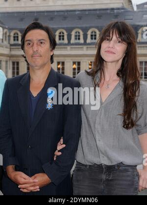 Yvan Attal posiert mit Charlotte Gainsbourg, nachdem er am 19. Juni 2013 von der französischen Kulturministerin Aurelie Filippetti im Ministere de la Culture in Paris, Frankreich, als Chevalier de l'Ordre National du Merite geehrt wurde. Foto von Alban Wyters/ABACAPRESS.COM Stockfoto