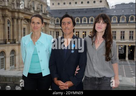 Yvan Attal posiert mit Charlotte Gainsbourg und Aurelie Filippetti, nachdem er am 19. Juni 2013 vom französischen Kulturminister Aurelie Filippetti im Ministere de la Culture in Paris, Frankreich, als Chevalier de l'Ordre National du Merite geehrt wurde. Foto von Alban Wyters/ABACAPRESS.COM Stockfoto