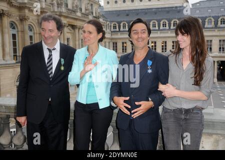 Yvan Attal posiert mit Charlotte Gainsbourg, Francois Morel und Aurelie Filippetti, nachdem er am 19. Juni 2013 vom französischen Kulturminister Aurelie Filippetti im Ministere de la Culture in Paris, Frankreich, als Chevalier de l'Ordre National du Merite geehrt wurde. Foto von Alban Wyters/ABACAPRESS.COM Stockfoto