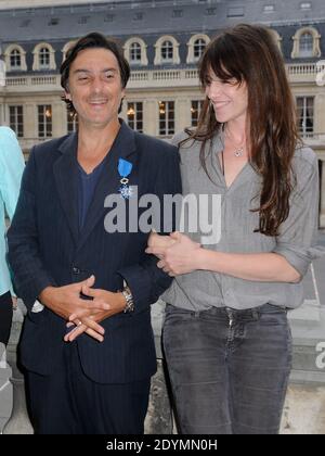 Yvan Attal posiert mit Charlotte Gainsbourg, nachdem er am 19. Juni 2013 von der französischen Kulturministerin Aurelie Filippetti im Ministere de la Culture in Paris, Frankreich, als Chevalier de l'Ordre National du Merite geehrt wurde. Foto von Alban Wyters/ABACAPRESS.COM Stockfoto