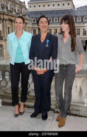 Yvan Attal posiert mit Charlotte Gainsbourg und Aurelie Filippetti, nachdem er am 19. Juni 2013 vom französischen Kulturminister Aurelie Filippetti im Ministere de la Culture in Paris, Frankreich, als Chevalier de l'Ordre National du Merite geehrt wurde. Foto von Alban Wyters/ABACAPRESS.COM Stockfoto