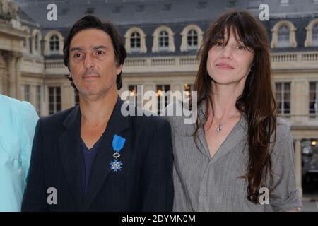 Yvan Attal posiert mit Charlotte Gainsbourg, nachdem er am 19. Juni 2013 von der französischen Kulturministerin Aurelie Filippetti im Ministere de la Culture in Paris, Frankreich, als Chevalier de l'Ordre National du Merite geehrt wurde. Foto von Alban Wyters/ABACAPRESS.COM Stockfoto