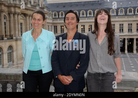 Yvan Attal posiert mit Charlotte Gainsbourg und Aurelie Filippetti, nachdem er am 19. Juni 2013 vom französischen Kulturminister Aurelie Filippetti im Ministere de la Culture in Paris, Frankreich, als Chevalier de l'Ordre National du Merite geehrt wurde. Foto von Alban Wyters/ABACAPRESS.COM Stockfoto