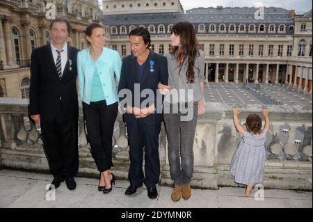 Yvan Attal Pose mit Charlotte Gainsbourg, Tochter Joe, Francois Morel und Aurelie Filippetti nach der Auszeichnung "Chevalier de l'Ordre National du Merite" durch den französischen Kulturminister Aurelie Filippetti am 19. Juni 2013 im Ministere de la Culture in Paris, Frankreich. Foto von Alban Wyters/ABACAPRESS.COM Stockfoto