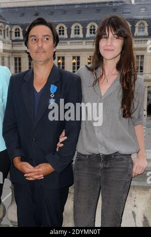 Yvan Attal posiert mit Charlotte Gainsbourg, nachdem er am 19. Juni 2013 von der französischen Kulturministerin Aurelie Filippetti im Ministere de la Culture in Paris, Frankreich, als Chevalier de l'Ordre National du Merite geehrt wurde. Foto von Alban Wyters/ABACAPRESS.COM Stockfoto