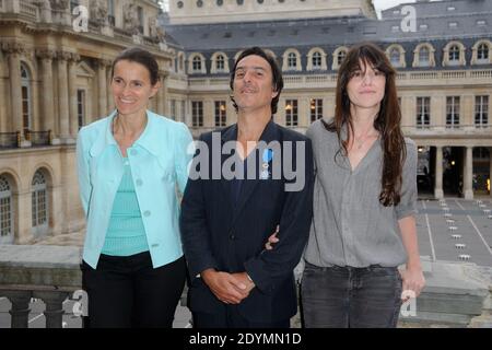 Yvan Attal posiert mit Charlotte Gainsbourg und Aurelie Filippetti, nachdem er am 19. Juni 2013 vom französischen Kulturminister Aurelie Filippetti im Ministere de la Culture in Paris, Frankreich, als Chevalier de l'Ordre National du Merite geehrt wurde. Foto von Alban Wyters/ABACAPRESS.COM Stockfoto