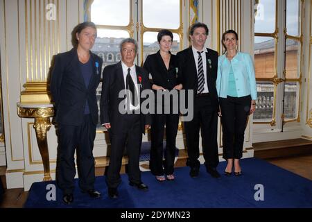 Yvan Attal, Maurice Benichou, Christine Angot und Francois Morel posieren mit Aurelie Filippetti nach der Ehrenzeremonie des französischen Kultusministeriums am 19. Juni 2013 im Ministere de la Culture in Paris, Frankreich. Foto von Alban Wyters/ABACAPRESS.COM Stockfoto