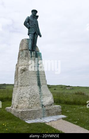 Ein Denkmal für die französischen Flieger, Hubert Latham, steht in der Nähe von Cap Blanc Nez (Cape weiße Nase), ein Kap an der Cote d'Opale, Pas-de-Calais, Frankreich. Stockfoto