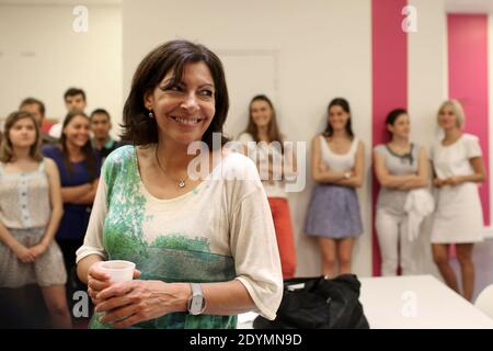 EXKLUSIV - Pariser stellvertretende Bürgermeisterin und sozialistische Kandidatin für die Bürgermeisterwahlen 2014 Anne Hidalgo besucht am 18. Juni 2013 den Verein "1000 mercis" in Paris, Frankreich. Foto von Stephane Lemouton/ABACAPRESS.COM Stockfoto