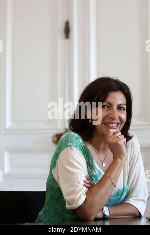 EXKLUSIV - Pariser stellvertretende Bürgermeisterin und sozialistische Kandidatin für die Bürgermeisterwahlen 2014 Anne Hidalgo besucht am 18. Juni 2013 den Verein "1000 mercis" in Paris, Frankreich. Foto von Stephane Lemouton/ABACAPRESS.COM Stockfoto