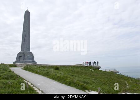 Ein Obelisk erinnert an die Dover Patrouille, die den Ärmelkanal während des Ersten Weltkrieges bei Cap Blanc Nez (Cape White Nose) Frankreich vor U-Booten verteidigte. Stockfoto