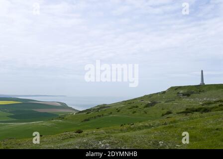 Ein Obelisk erinnert an die Dover Patrouille, die den Ärmelkanal während des Ersten Weltkrieges bei Cap Blanc Nez (Cape White Nose) Frankreich vor U-Booten verteidigte. Stockfoto