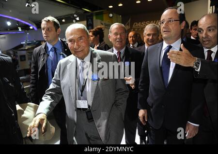 Der französische Präsident Francois Hollande und CEO der Dassault Group Serge Dassault besuchten am 21. Juni 2013 während der 50. Internationalen Paris Air Show den Flughafen Le Bourget in der Nähe von Paris. Foto von Mousse/ABACAPRESS.COM Stockfoto