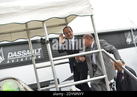 Der französische Präsident Francois Hollande und CEO der Dassault Group Serge Dassault besuchten am 21. Juni 2013 während der 50. Internationalen Paris Air Show den Flughafen Le Bourget in der Nähe von Paris. Foto von Mousse/ABACAPRESS.COM Stockfoto