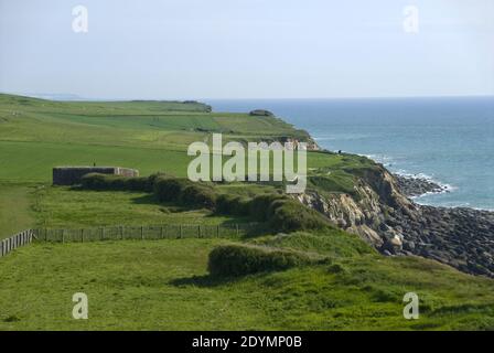 Die Überreste des Weltkrieges zwei deutsche Artilleriebatterien stehen entlang der Klippen des Ärmelkanals am Cap Gris Nez (graues Nasenkap) Frankreich. Stockfoto