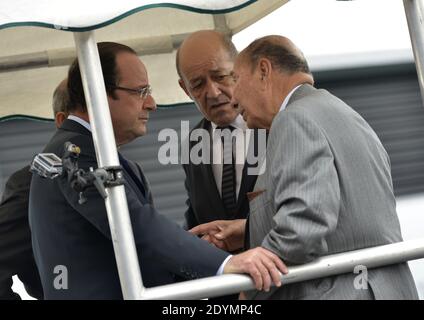 Der französische Präsident Francois Hollande, Verteidigungsminister Jean-Yves Le Drian und der CEO der Dassault Group Serge Dassault besuchten am 21. Juni 2013 während der 50. Internationalen Paris Air Show den Flughafen Le Bourget in der Nähe von Paris. Foto von Mousse/ABACAPRESS.COM Stockfoto