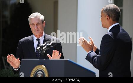 Präsident Barack Obama kennt Robert Mueller während einer Veranstaltung, um die Nominierung von James Comey, einem ehemaligen hochrangigen Beamten des Justizministeriums, zu annonce, der FBI-Direktor Mueller im Rosengarten des Weißen Hauses in Washington, DC, USA, am 21. Juni 2013 ersetzen soll. Foto von Olivier Douliery/ABACAPRESS.COM Stockfoto