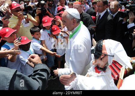 Papst Franziskus empfängt Kinder, die am 23. Juni 2013 am Bahnhof der Vatikanstadt im Vatikan ankommen. Zweihundertfünfzig Kinder mit "psychosozialen Problemen" reisten an Bord des Kinderzuges von Mailand, durch Bologna und Florenz.das Projekt "Kinderzug: Eine Reise durch die Schönheit" ist eine Reise von 250 Kindern verschiedener Nationalitäten mit ihren Lehrern, Familienmitgliedern, Und Freiwillige, in einem Zug nur für sie von der italienischen Eisenbahn zur Verfügung gestellt, ausgehend von Mailand vor der Ankunft am Vatikan Bahnhof, wo sie von Papst Franziskus ihm empfangen wurden Stockfoto