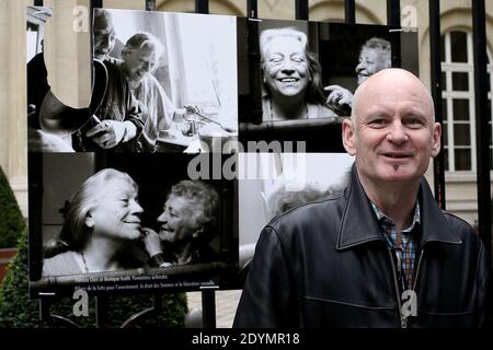 Bürgermeister von Paris, Christophe Girard, der am 23. Juni 2013 die zerstörte Ausstellung von Olivier Ciappas Fotografien "die imaginären Paare" auf den Gittern eines öffentlichen Gartens vor dem Rathaus des 3. Pariser Bezirks, Frankreich, beobachtet. Foto von Stephane Lemouton/ABACAPRESS.COM Stockfoto