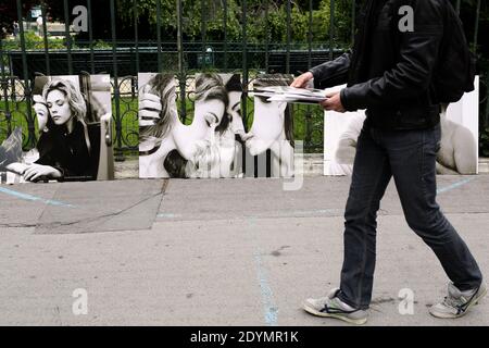 Zerstörte Ausstellung von Olivier Ciappas Fotografien "die imaginären Paare" auf den Gittern eines öffentlichen Gartens vor dem Rathaus des 3. Pariser Arrondissement, Frankreich, am 23. Juni 2013. Foto von Stephane Lemouton/ABACAPRESS.COM Stockfoto