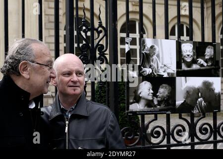 Paris 4. Bezirksbürgermeister Christophe Girard und Paris 3. Bezirksbürgermeister Pierre Aidenbaum beobachten die vandalisierte Ausstellung von Olivier Ciappas Fotografien "die imaginären Paare" auf den Rastern eines öffentlichen Gartens vor dem Rathaus des 3. Bezirks von Paris, Frankreich, am 23. Juni 2013. Foto von Stephane Lemouton/ABACAPRESS.COM Stockfoto