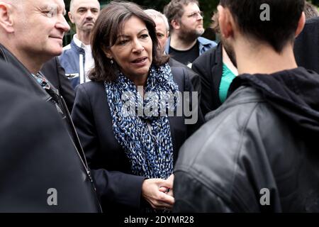 Paris stellvertretende Bürgermeisterin und sozialistische Kandidatin für die Kommunalwahlen 2014 in Paris Anne Hidalgo flankiert von Paris 4. Bezirksbürgermeister, Christophe Girard beobachtet am 23. Juni 2013 die vandalisierte Ausstellung von Olivier Ciappas Fotografien "die imaginären Paare" auf den Gittern eines öffentlichen Gartens vor dem Rathaus des 3. Pariser Bezirks. Foto von Stephane Lemouton/ABACAPRESS.COM Stockfoto