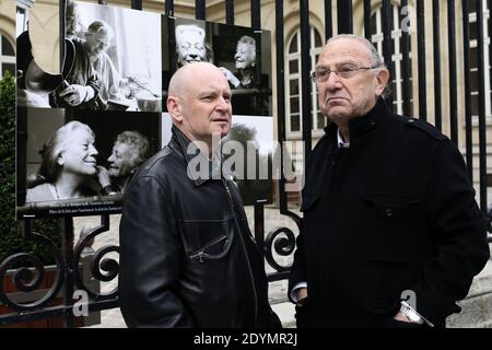 Paris 4. Bezirksbürgermeister Christophe Girard und Paris 3. Bezirksbürgermeister Pierre Aidenbaum beobachten die vandalisierte Ausstellung von Olivier Ciappas Fotografien "die imaginären Paare" auf den Rastern eines öffentlichen Gartens vor dem Rathaus des 3. Bezirks von Paris, Frankreich, am 23. Juni 2013. Foto von Stephane Lemouton/ABACAPRESS.COM Stockfoto