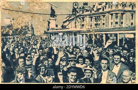 BUKAREST, RUMÄNIEN - 25. AUGUST 1944: Rumänen grüßen die Rote Armee. Der Vormarsch der Roten Armee in Rumänien, aber nicht abwenden eine rasche sowjetische Besatzung und c Stockfoto
