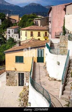 Castel San Vincenzo (Italien) - Es ist ein sehr kleiner Weiler Das Hotel liegt am Fuße des Berges Mainarde in Der Nationalpark der Abruzzen und Molise Stockfoto