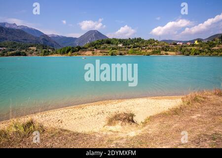 Castel San Vincenzo (Italien) - der künstliche See in Castel San Vincenzo, einem sehr kleinen Weiler auf dem Fuß Hügel des Mainarde-Gebirges Stockfoto