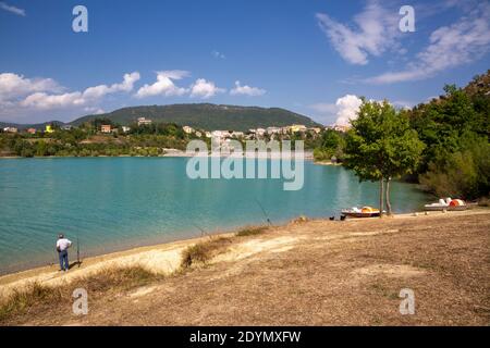 Castel San Vincenzo (Italien) - der künstliche See in Castel San Vincenzo, einem sehr kleinen Weiler auf dem Fuß Hügel des Mainarde-Gebirges Stockfoto