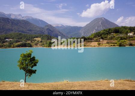 Castel San Vincenzo (Italien) - der künstliche See in Castel San Vincenzo, einem sehr kleinen Weiler auf dem Fuß Hügel des Mainarde-Gebirges Stockfoto