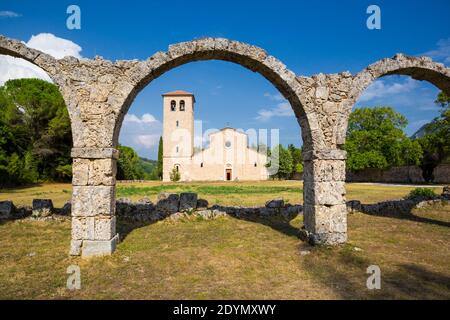 Castel San Vincenzo (Italien) - das mittelalterliche benediktinerkloster von San Vincenzo al Volturno, auf dem Fuße des Berges mainarde Stockfoto