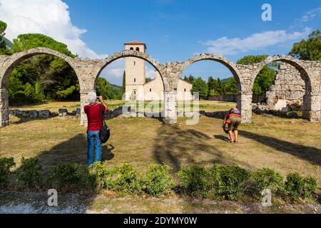 Castel San Vincenzo (Italien) - das mittelalterliche benediktinerkloster von San Vincenzo al Volturno, auf dem Fuße des Berges mainarde Stockfoto