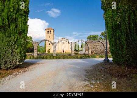 Castel San Vincenzo (Italien) - das mittelalterliche benediktinerkloster von San Vincenzo al Volturno, auf dem Fuße des Berges mainarde Stockfoto