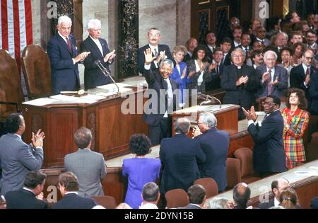 Nelson Mandela, Vorsitzender des African National Congress (ANC), würdigt den Beifall, als er am 26. Juni 1990 in Washington, DC, USA, auf einer gemeinsamen Sitzung des US-Kongresses spricht. Der Sprecher des Repräsentantenhauses der Vereinigten Staaten, Tom Foley (Demokrat von Washington), und der Senator der Vereinigten Staaten, Robert Byrd (Demokrat von West Virginia), applaudieren von links. Foto von Ron Sachs/CNP/ABACAPRESS.COM Stockfoto