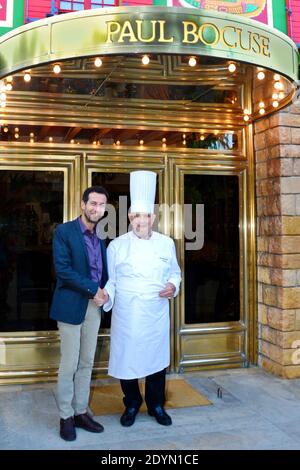 Datei Foto - Paul Bocuse Pose Devant Son Restaurant IN Lyon ( Collonges Au Mont D'Or . Foto von APS-Medias/ABACAPRESS.COM Stockfoto