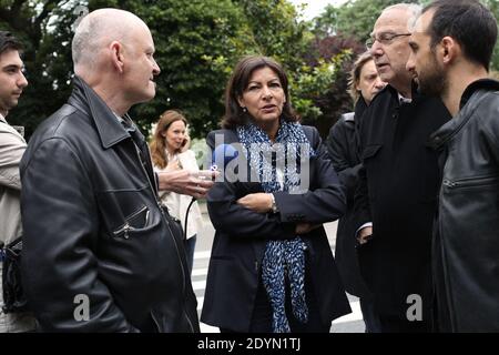 Datei Foto - Paris stellvertretende Bürgermeister und sozialistische Kandidatin für die Kommunalwahlen 2014 in Paris Anne Hidalgo flankiert von Paris 4. Bezirksbürgermeister, Christophe Girard und der Pariser Bürgermeister Pierre Aidenbaum und Olivier Ciappa beobachten am 23. Juni 2013 die vandalisierte Ausstellung von Olivier Ciappas Fotografien "die imaginären Paare" auf den Gittern eines öffentlichen Gartens vor dem Rathaus des 3. Pariser Bezirks. Pierre Aidenbaum, ehemaliger sozialistischer Bürgermeister des 3. Arrondissements von Paris und stellvertretender Leiter der seine am Rathaus der Hauptstadt, trat nach Vorwürfen zurück Stockfoto